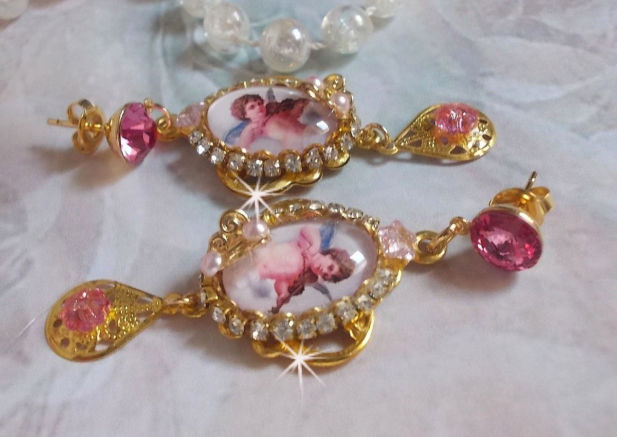 Angeli musicali BO creati con cabochon di PureCrystal, cabochon di lente d'ingrandimento, timbri e zirconi rosa, 