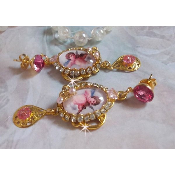 Angeli musicali BO creati con cabochon di PureCrystal, cabochon di lente d'ingrandimento, timbri e zirconi rosa, 