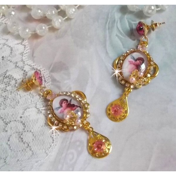 Angeli musicali BO creati con cabochon di PureCrystal, cabochon di lente d'ingrandimento, timbri e zirconi rosa, 