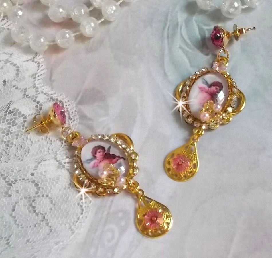 Angeli musicali BO creati con cabochon di PureCrystal, cabochon di lente d'ingrandimento, timbri e zirconi rosa, 
