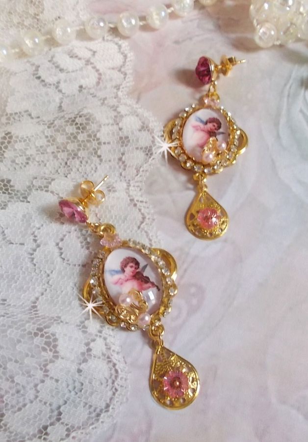 Angeli musicali BO creati con cabochon di PureCrystal, cabochon di lente d'ingrandimento, timbri e zirconi rosa, 