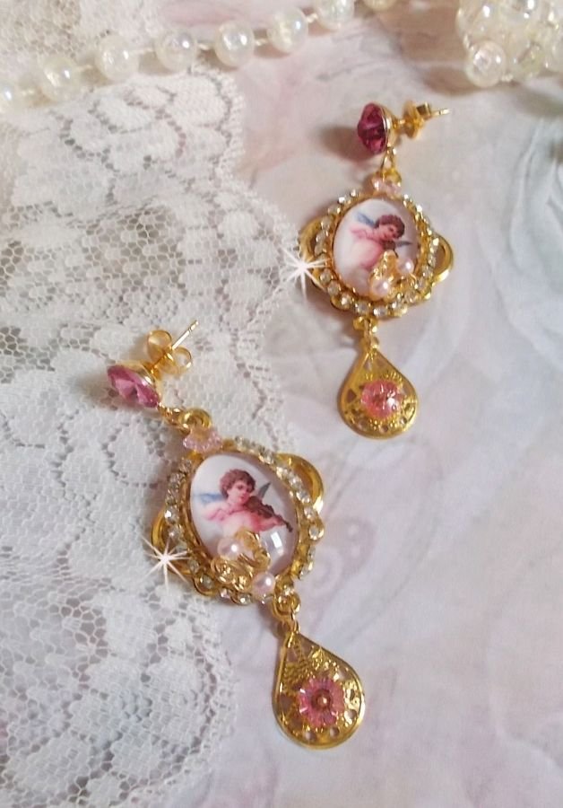 Angeli musicali BO creati con cabochon di PureCrystal, cabochon di lente d'ingrandimento, timbri e zirconi rosa, 
