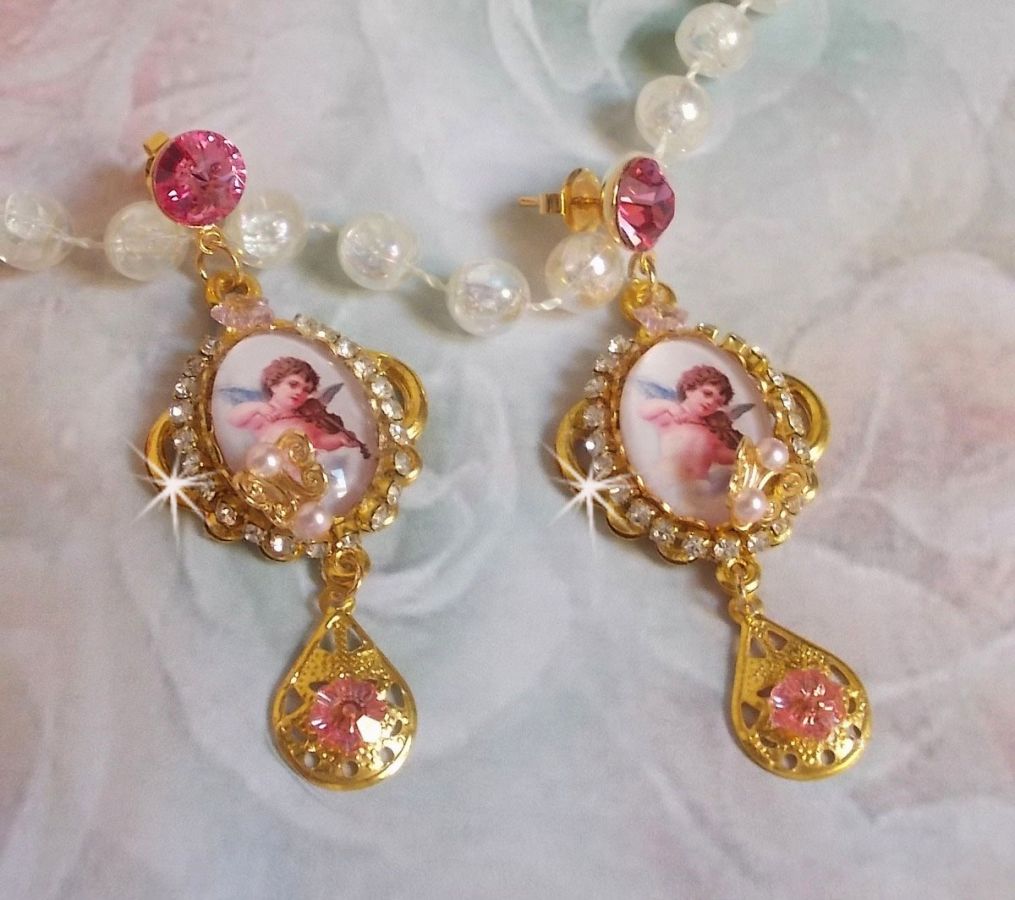Angeli musicali BO creati con cabochon di PureCrystal, cabochon di lente d'ingrandimento, timbri e zirconi rosa, 