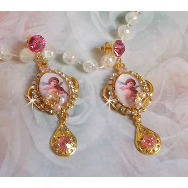 Angeli musicali BO creati con cabochon di PureCrystal, cabochon di lente d'ingrandimento, timbri e zirconi rosa, 