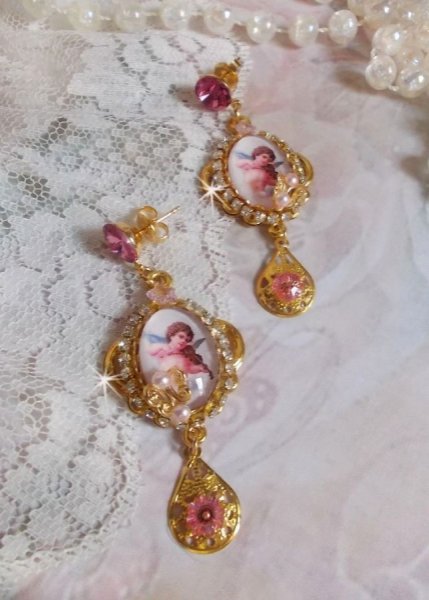 Angeli musicali BO creati con cabochon di PureCrystal, cabochon di lente d'ingrandimento, timbri e zirconi rosa, 