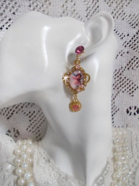 Angeli musicali BO creati con cabochon di PureCrystal, cabochon di lente d'ingrandimento, timbri e zirconi rosa, 