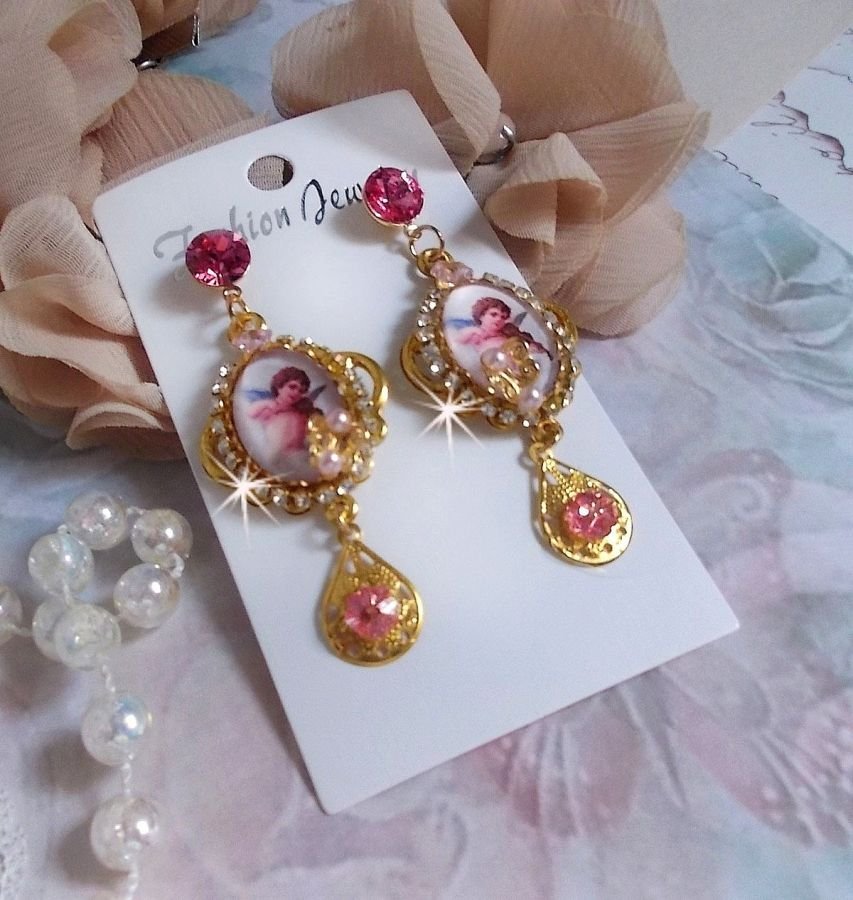 Angeli musicali BO creati con cabochon di PureCrystal, cabochon di lente d'ingrandimento, timbri e zirconi rosa, 