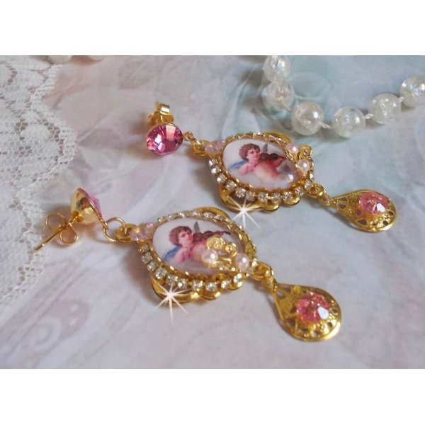 Angeli musicali BO creati con cabochon di PureCrystal, cabochon di lente d'ingrandimento, timbri e zirconi rosa, 