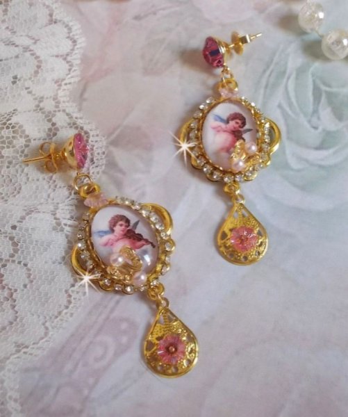 Angeli musicali BO creati con cabochon di PureCrystal, cabochon di lente d'ingrandimento, timbri e zirconi rosa, 
