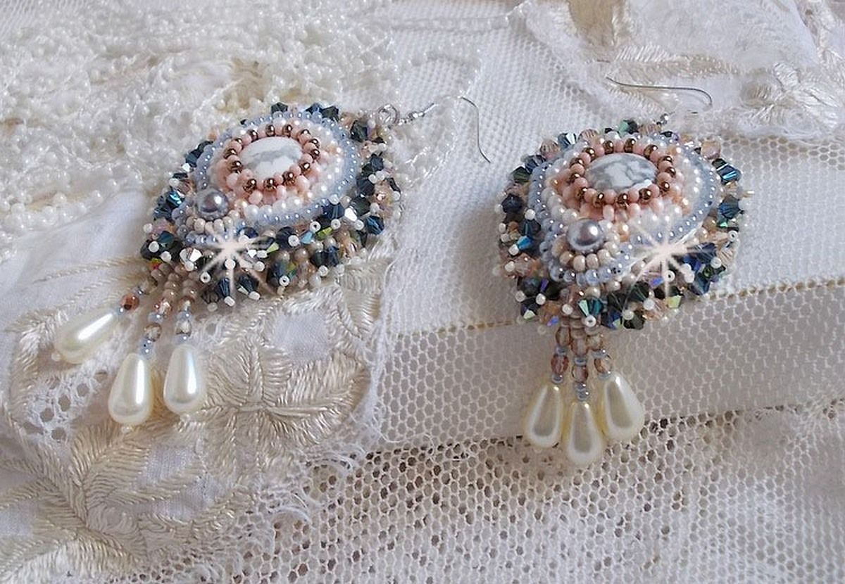 BO Angelique Marquise des Anges Haute-Couture ricamato con pietre preziose (cabochon di Howlite bianca), cristalli Swarovski e rocailles