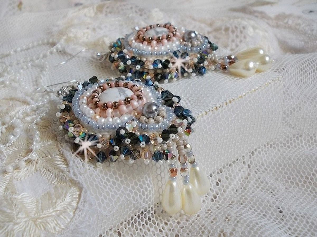 BO Angelique Marquise des Anges Haute-Couture ricamato con pietre preziose (cabochon di Howlite bianca), cristalli Swarovski e rocailles