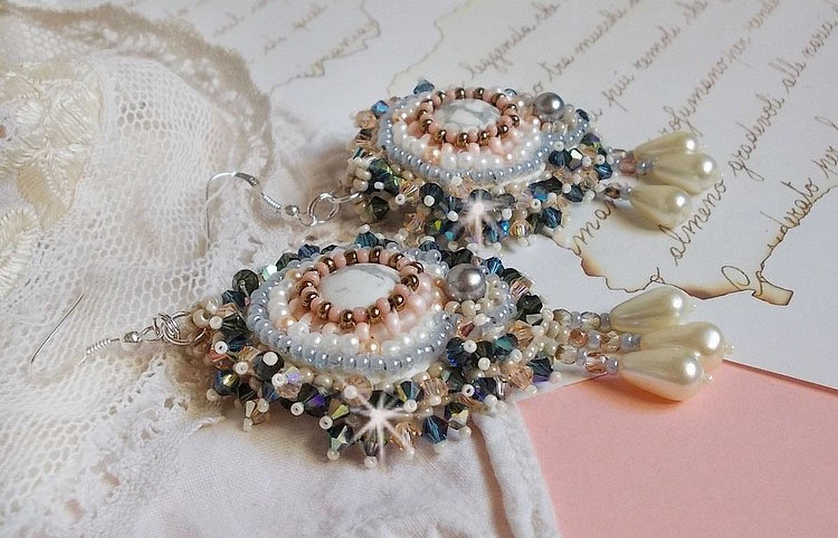 BO Angelique Marquise des Anges Haute-Couture ricamato con pietre preziose (cabochon di Howlite bianca), cristalli Swarovski e rocailles