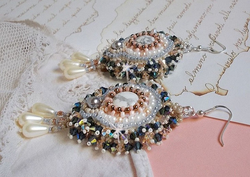 BO Angelique Marquise des Anges Haute-Couture ricamato con pietre preziose (cabochon di Howlite bianca), cristalli Swarovski e rocailles