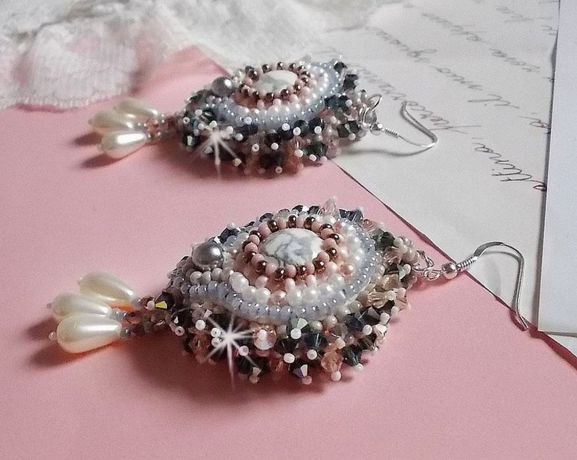 BO Angelique Marquise des Anges Haute-Couture ricamato con pietre preziose (cabochon di Howlite bianca), cristalli Swarovski e rocailles