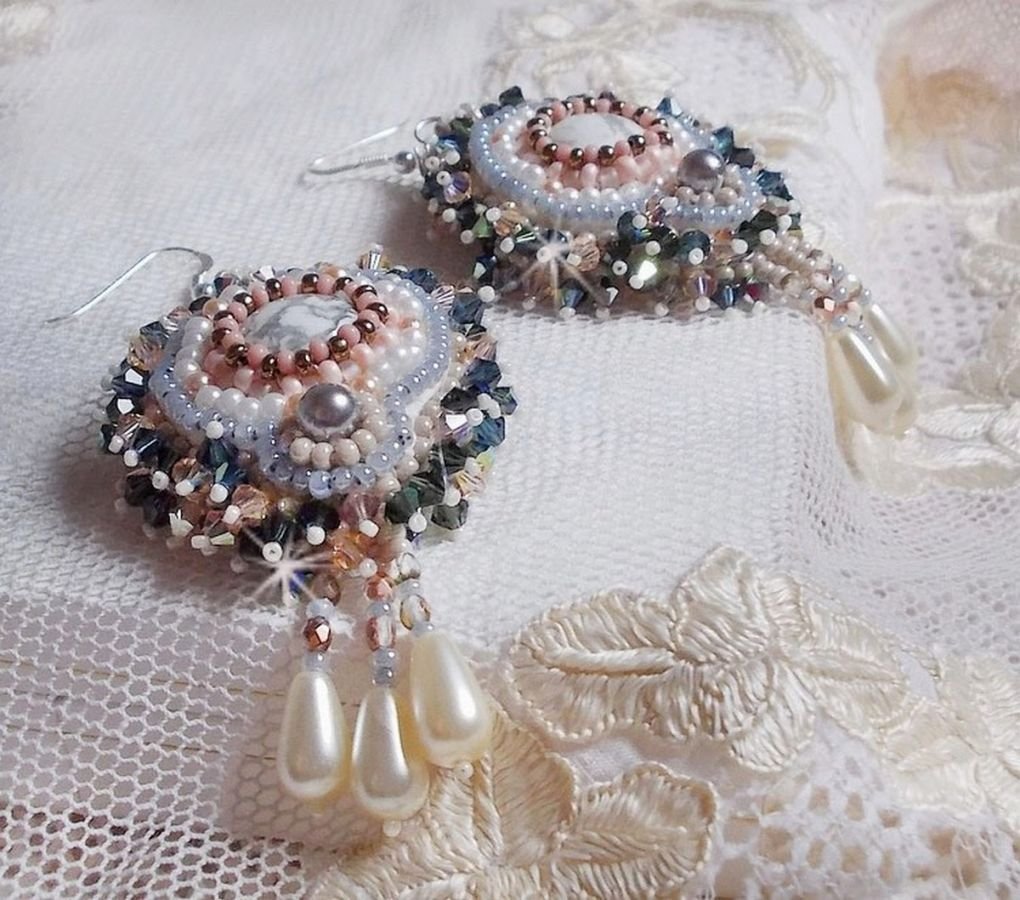 BO Angelique Marquise des Anges Haute-Couture ricamato con pietre preziose (cabochon di Howlite bianca), cristalli Swarovski e rocailles