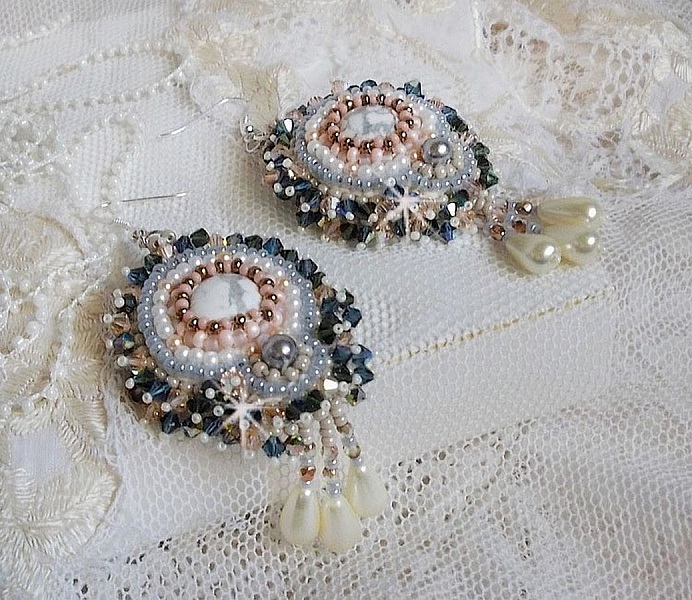 BO Angelique Marquise des Anges Haute-Couture ricamato con pietre preziose (cabochon di Howlite bianca), cristalli Swarovski e rocailles