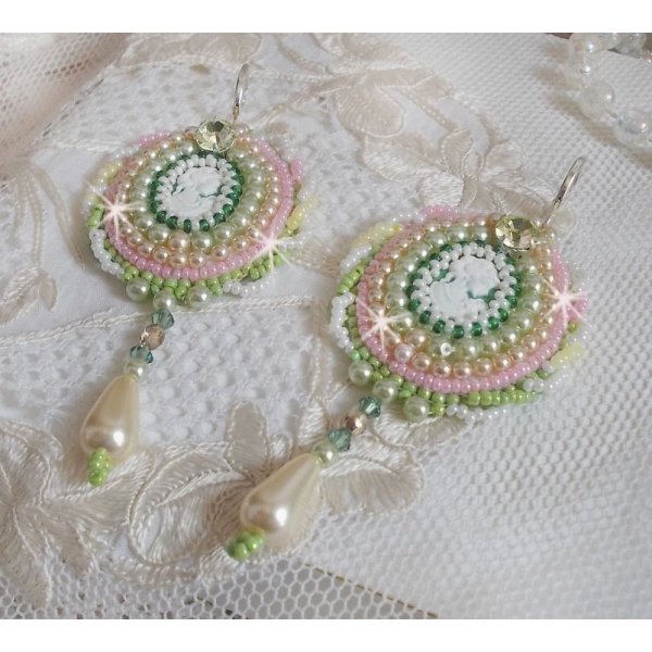 BO Anisse ricamato con cabochon in resina con ritratti femminili, perline e cristalli Swarovski