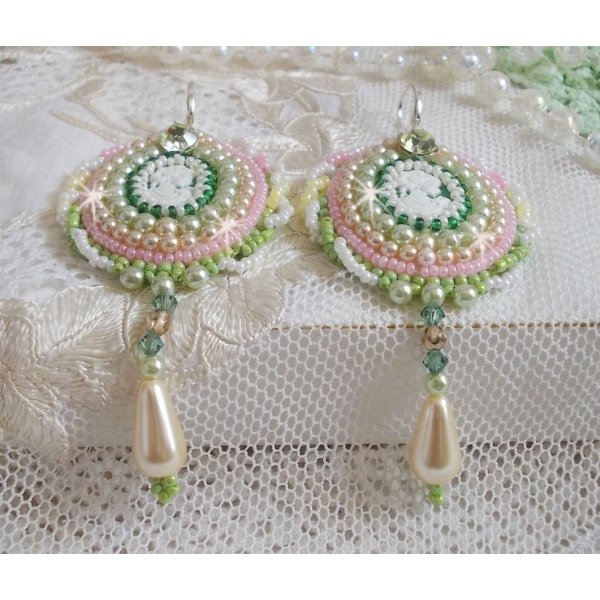 BO Anisse ricamato con cabochon in resina con ritratti femminili, perline e cristalli Swarovski