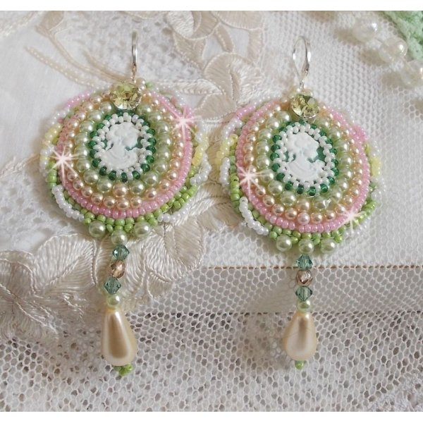 BO Anisse ricamato con cabochon in resina con ritratti femminili, perline e cristalli Swarovski