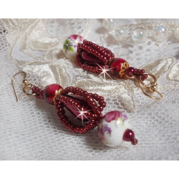 BO Art'D &egrave; montato con perle di porcellana, perle, perline Miyuki e ganci per orecchie in oro 14 carati.