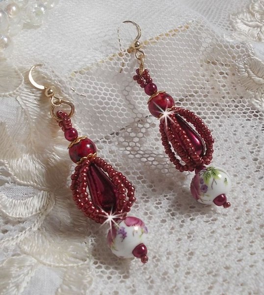 BO Art'D &egrave; montato con perle di porcellana, perle, perline Miyuki e ganci per orecchie in oro 14 carati.