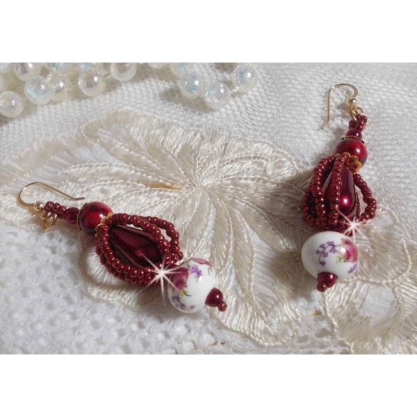 BO Art'D &egrave; montato con perle di porcellana, perle, perline Miyuki e ganci per orecchie in oro 14 carati.