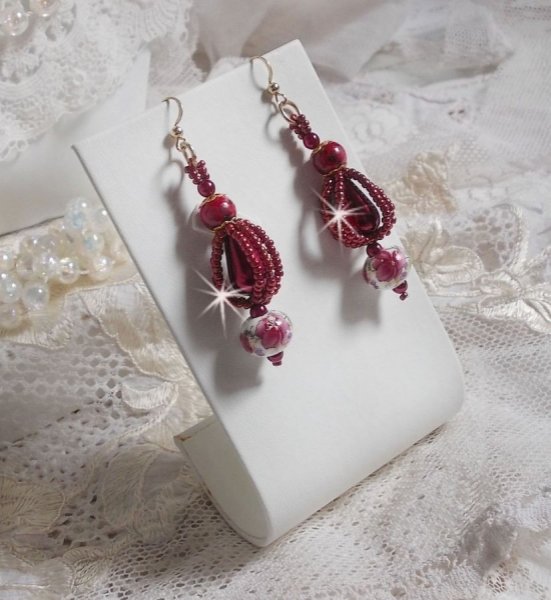 BO Art'D &egrave; montato con perle di porcellana, perle, perline Miyuki e ganci per orecchie in oro 14 carati.