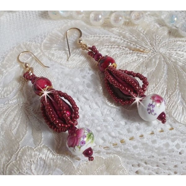 BO Art'D &egrave; montato con perle di porcellana, perle, perline Miyuki e ganci per orecchie in oro 14 carati.