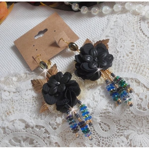 BO Nappe acchiappasogni nere e dorate ricamate con pizzo fine e cristalli Swarovski