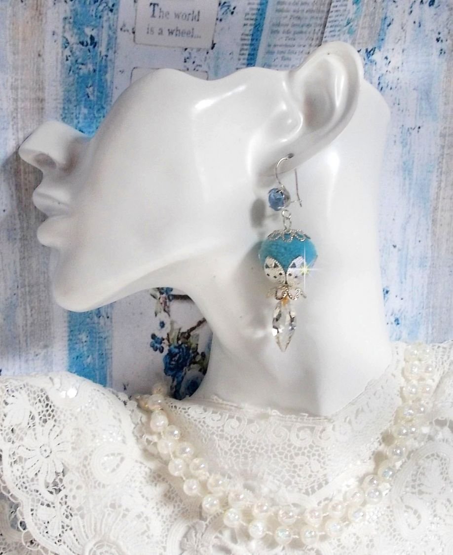 BO Azurée Blue avec des pompons Bleu Ciel, cabochons et gouttes torsadées en Cristal, coupelles et crochets en Argent 925/1000