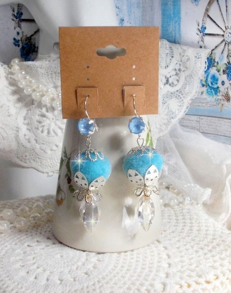 BO Azur&eacute;e Blue avec des pompons Bleu Ciel, cabochons et gouttes torsad&eacute;es en Cristal, coupelles et crochets en Argent 925/1000