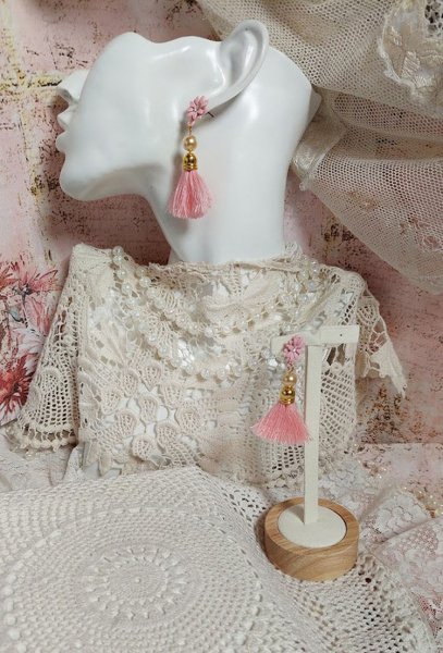 BO Baby Pink mont&eacute;es avec pompons, coquilles, perles rondes nacr&eacute;es cristal Swarovski et puces marguerites