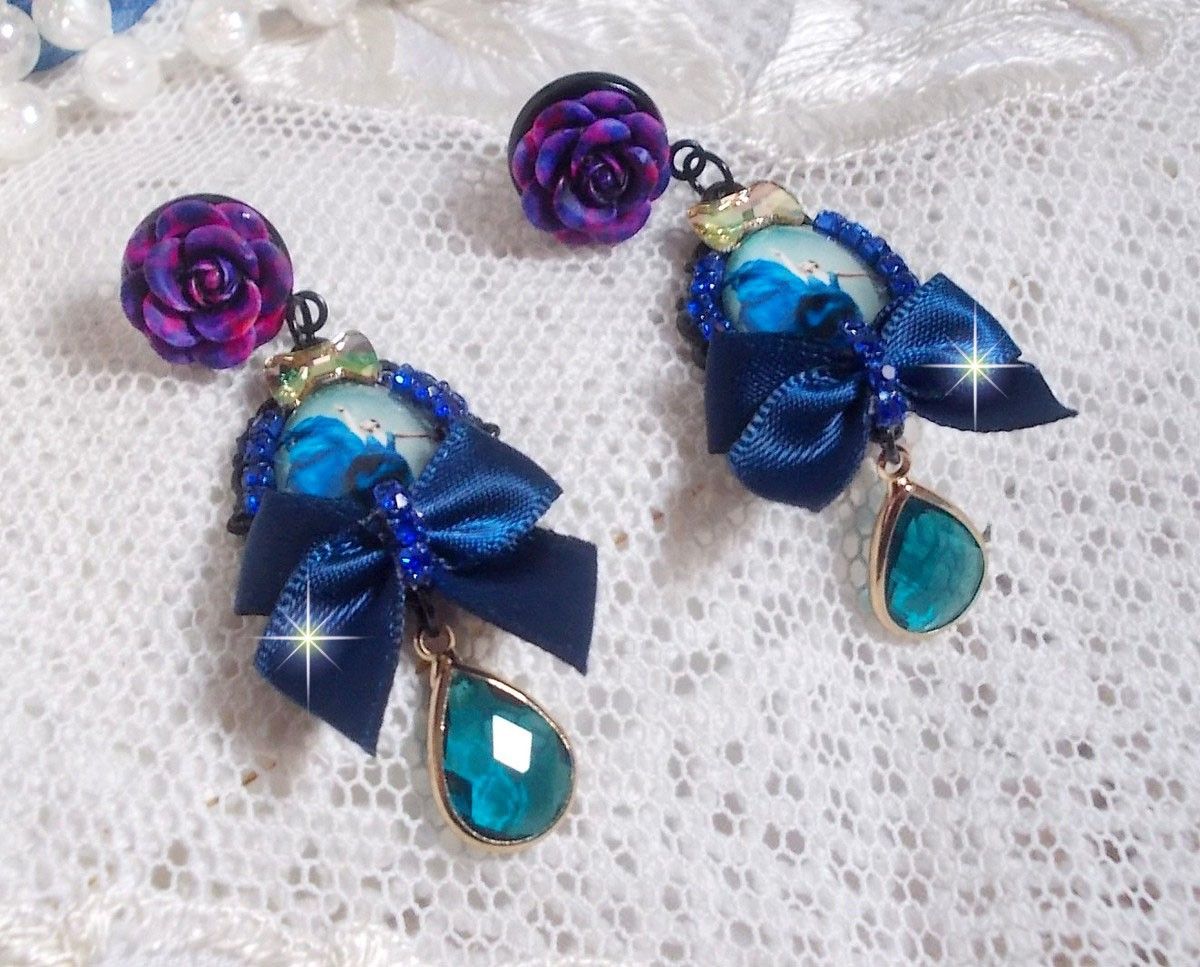 BO Ballerine In Blue en robe floue avec des nœuds en Satin et en Cristal, strass, roses en résine, perles en verre, perles en cristal de Quartz et clous d'oreilles en laiton