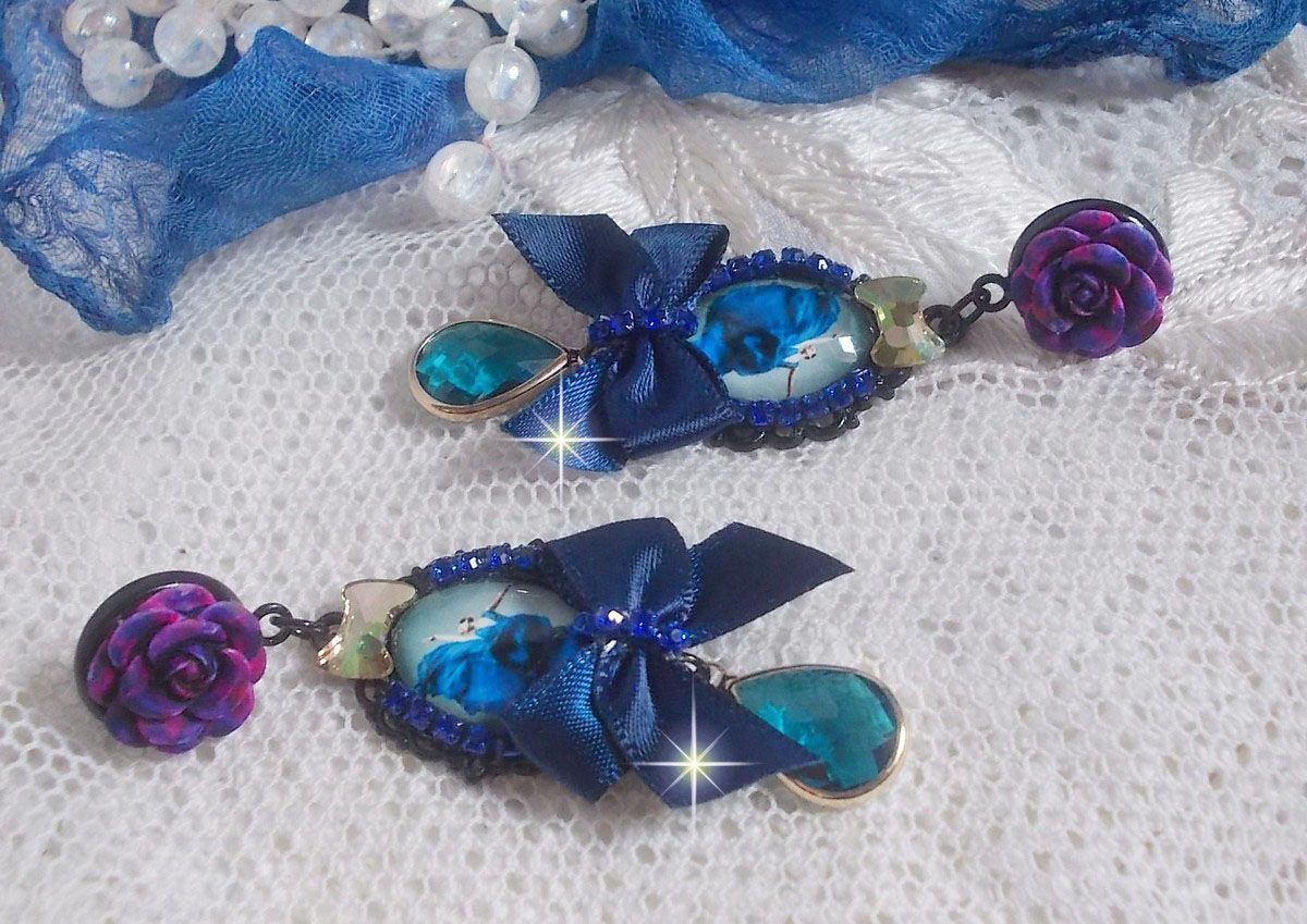 BO Ballerine In Blue en robe floue avec des nœuds en Satin et en Cristal, strass, roses en résine, perles en verre, perles en cristal de Quartz et clous d'oreilles en laiton