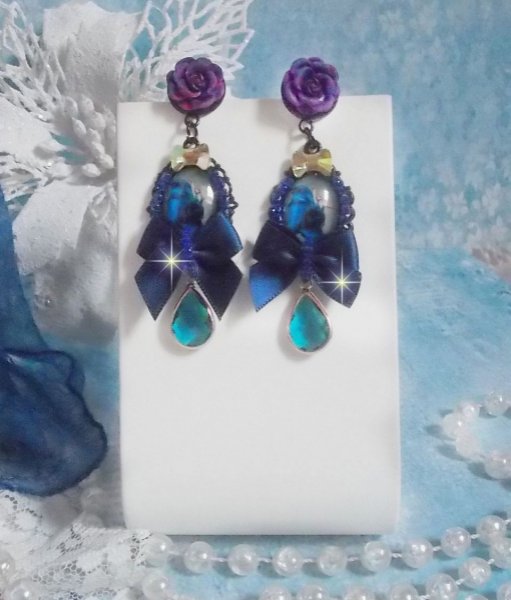 BO Ballerine In Blue en robe floue avec des n&oelig;uds en Satin et en Cristal, strass, roses en r&eacute;sine, perles en verre, perles en cristal de Quartz et clous d'oreilles en laiton