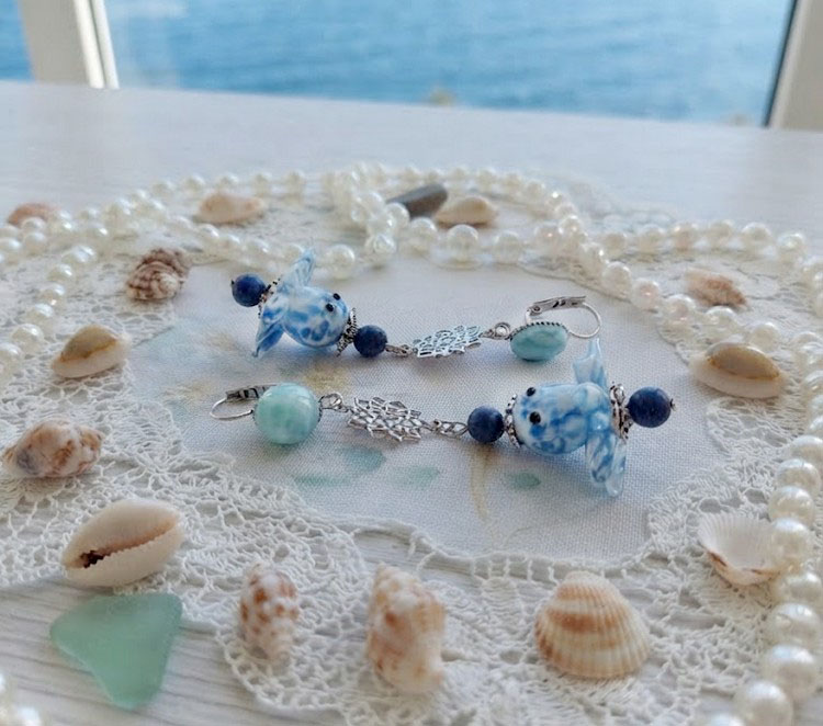 Parsemées de perles, coquillages, elles se mettent en valeur