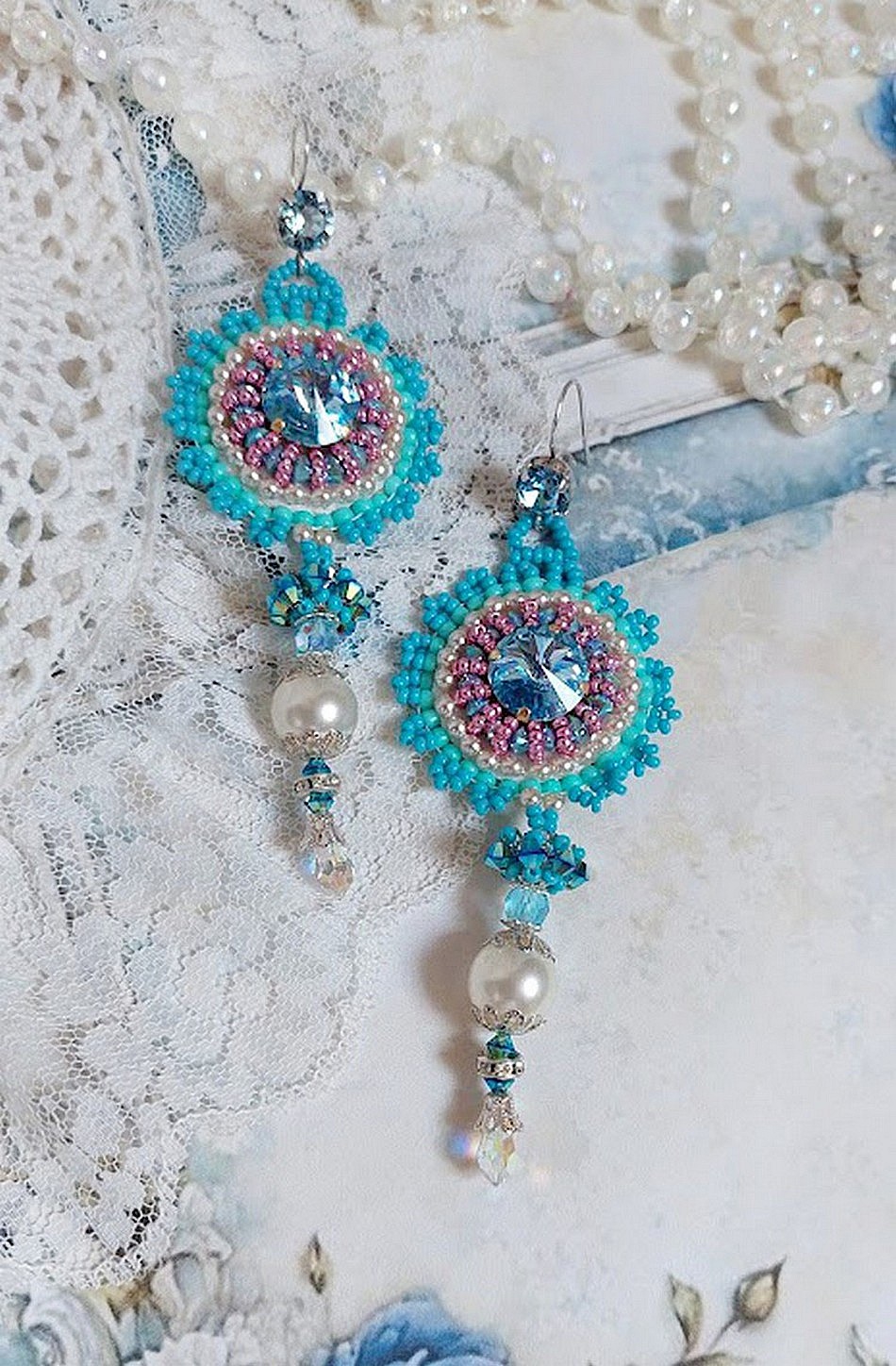 BO Beauty Alicia Blue ricamato con cristalli Swarovski, perle rotonde e perline Miyuki