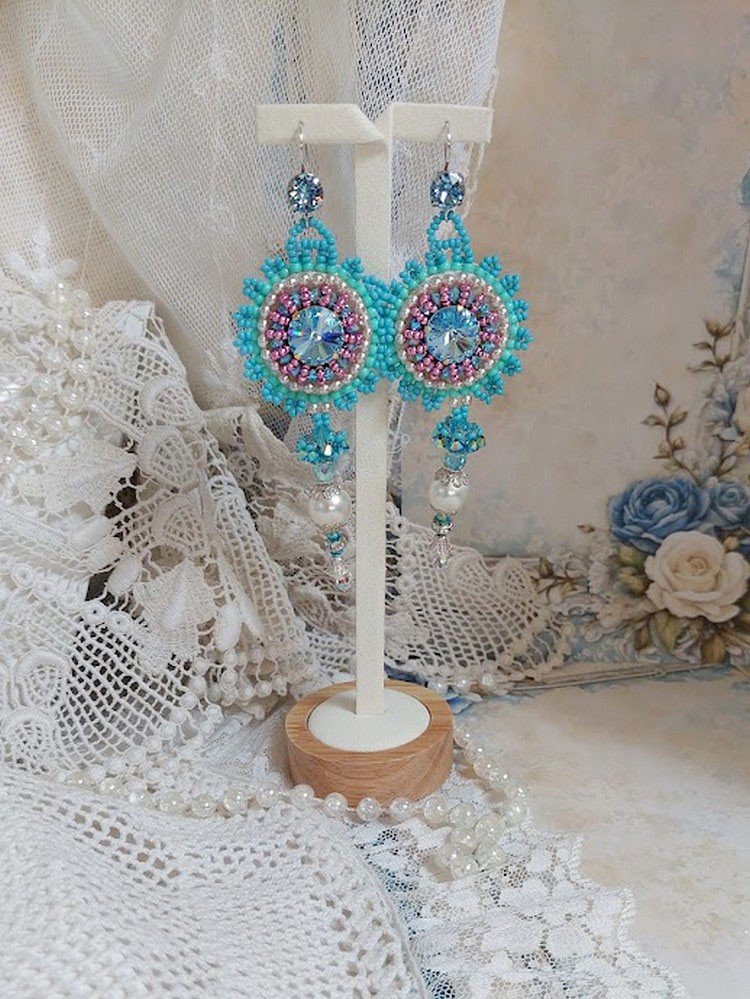 BO Beauty Alicia Blue ricamato con cristalli Swarovski, perle rotonde e perline Miyuki