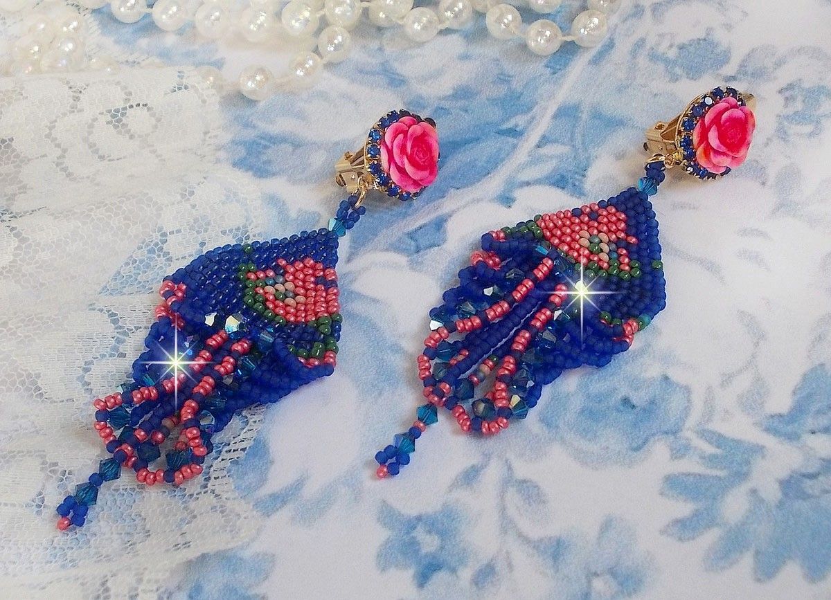 BO Bel'Nuit Bleue creato con perline di alta qualità, cristalli Swarovski, cabochon di resina e catena di strass.