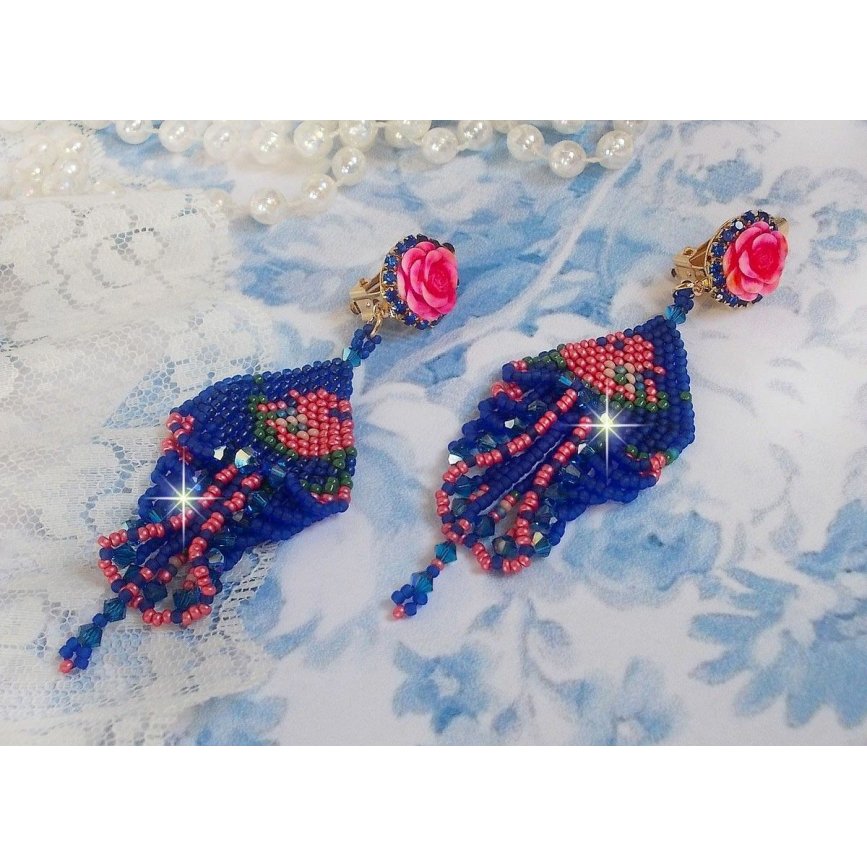 BO Bel'Nuit Bleue creato con perline di alta qualità, cristalli Swarovski, cabochon di resina e catena di strass.