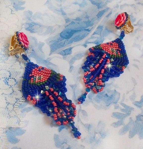 BO Bel'Nuit Bleue creato con perline di alta qualit&agrave;, cristalli Swarovski, cabochon di resina e catena di strass.