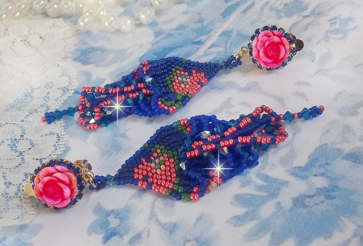 BO Bel'Nuit Bleue creato con perline di alta qualità, cristalli Swarovski, cabochon di resina e catena di strass.