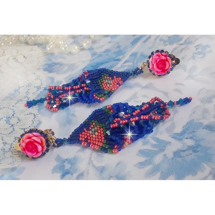 BO Bel'Nuit Bleue creato con perline di alta qualità, cristalli Swarovski, cabochon di resina e catena di strass.