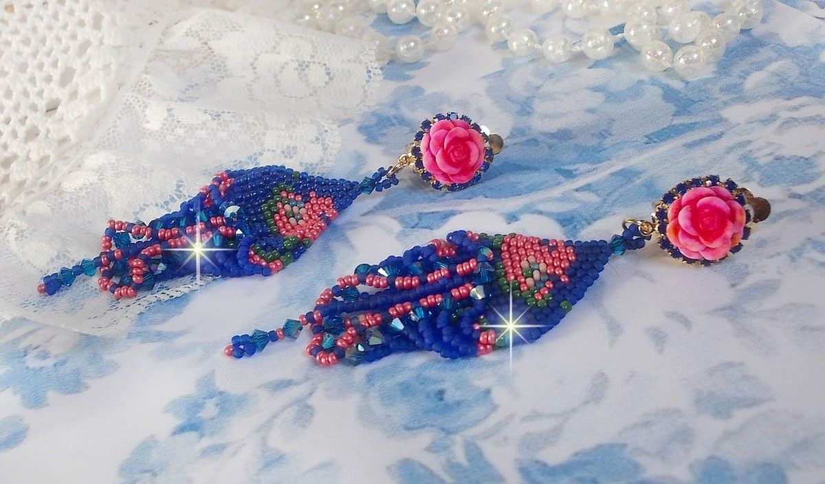 BO Bel'Nuit Bleue creato con perline di alta qualità, cristalli Swarovski, cabochon di resina e catena di strass.