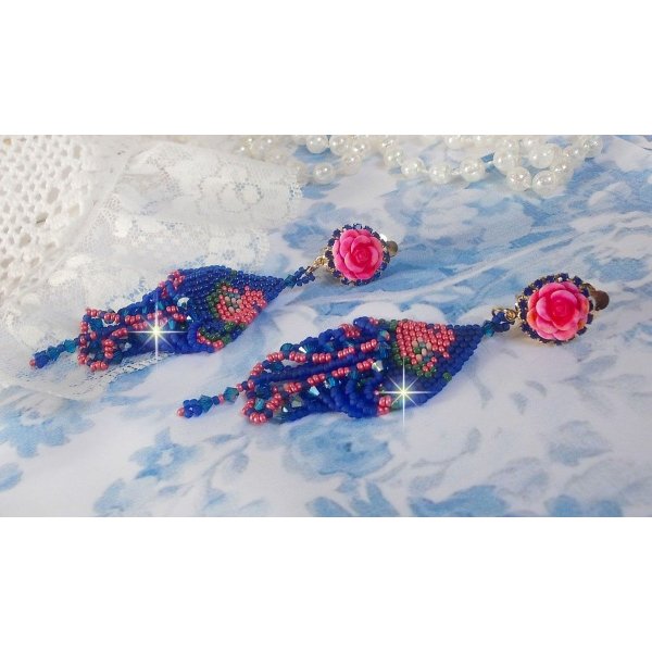 BO Bel'Nuit Bleue creato con perline di alta qualità, cristalli Swarovski, cabochon di resina e catena di strass.