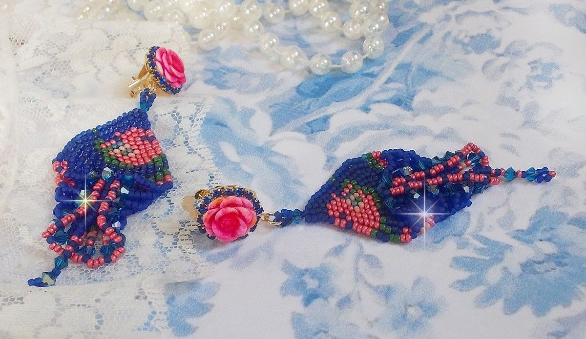 BO Bel'Nuit Bleue creato con perline di alta qualità, cristalli Swarovski, cabochon di resina e catena di strass.