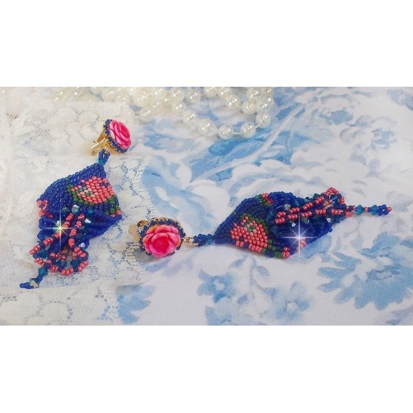 BO Bel'Nuit Bleue creato con perline di alta qualità, cristalli Swarovski, cabochon di resina e catena di strass.
