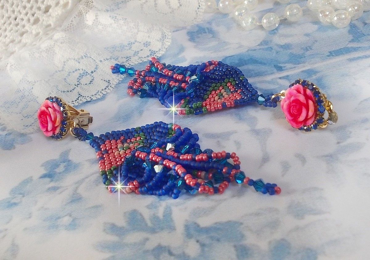 BO Bel'Nuit Bleue creato con perline di alta qualità, cristalli Swarovski, cabochon di resina e catena di strass.