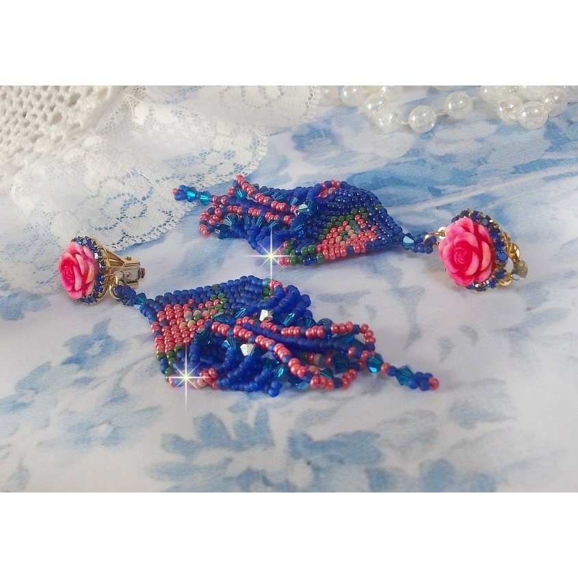 BO Bel'Nuit Bleue creato con perline di alta qualità, cristalli Swarovski, cabochon di resina e catena di strass.