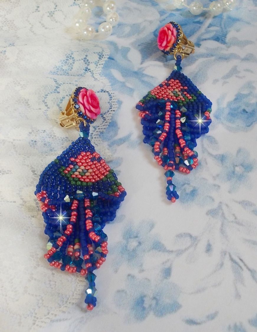 BO Bel'Nuit Bleue creato con perline di alta qualità, cristalli Swarovski, cabochon di resina e catena di strass.